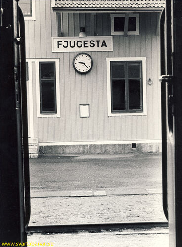 Fjugesta stationshus sett från en personvagn 1978 - klicka för att förstora