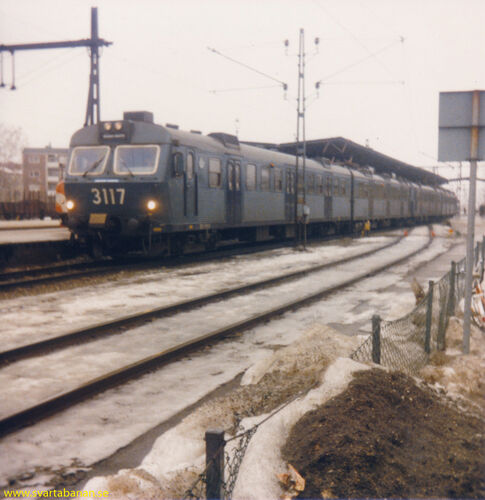 Elmotorvagn X10 3117 och 3127 på Örebro C den 23 mars 1985. - klicka för att förstora