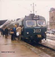 Elmotorvagn X10 3117 och 3127 på Örebro C den 23 mars 1985. - klicka för att förstora