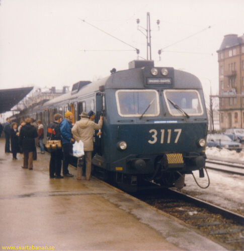 Elmotorvagn X10 3117 och 3127 på Örebro C den 23 mars 1985. - klicka för att förstora
