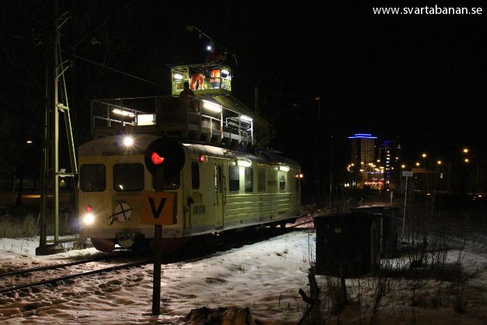 Infranords liftmotorvagn LMV 1878B under reparation av kontaktledningen på Svartåbanan vid Örebro S den 10 februari 2014. - klicka för att stänga rutan