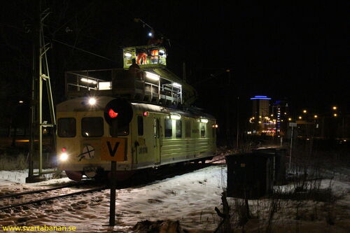 Infranords liftmotorvagn LMV 1878B under reparation av kontaktledningen på Svartåbanan vid Örebro S den 10 februari 2014. - klicka för att förstora