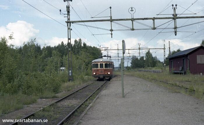 En elmotorvagn av litt X16/17 ankommer Mullhyttemo från Örebro. - klicka för att stänga rutan