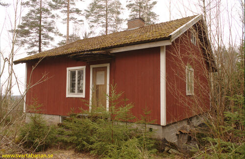 Huset som anges vara byggt av material från Berga banvaktstuga den 26 mars 2015. - klicka för att förstora Huset som anges vara byggt av material från Berga banvaktstuga den 26 mars 2015. - klicka för att förstora