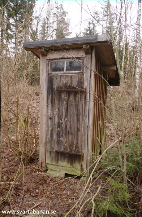 Dasset vid det hus som anges vara byggt av material från Berga banvaktstuga den 26 mars 2015. - klicka för att stänga rutan