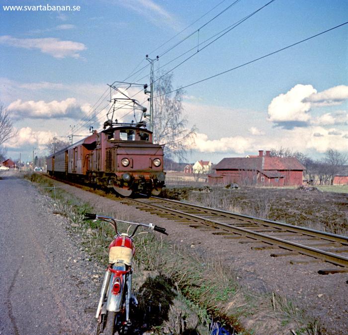 Ett tåg lämnar Vintrosa station den 30 mars 1967 i riktning mot Fjugesta. - klicka för att stänga rutan