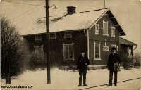 Gropens stationshus omkring 1918 med två järnvägsanställda. mfÖrSJs samling