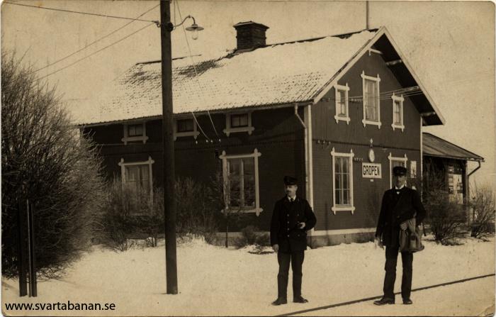 Gropens stationshus omkring 1918 med två järnvägsanställda. - klicka för att stänga rutan
