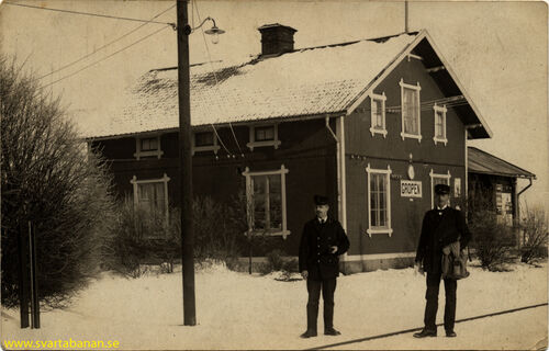 Gropens stationshus omkring 1918 med två järnvägsanställda. - klicka för att förstora