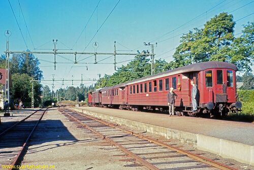 Tåg 775 vid plattformen i Mullhyttemo den 3 augusti 1964. - klicka för att förstora