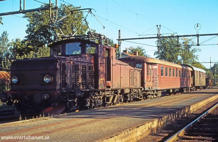 Tåg 4063 vid plattformen i Latorpsbruk den 4 september 1972. - klicka för att stänga rutan