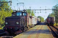 Tåg 4063 och 4062 vid plattformen i Latorpsbruk den 4 september 1972. - klicka för att förstora