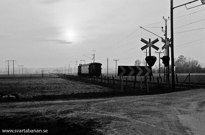 Ett mycket kort loktåg lämnar Gräveby i riktning mot Östertysslinge i maj 1978. - klicka för att stänga rutan