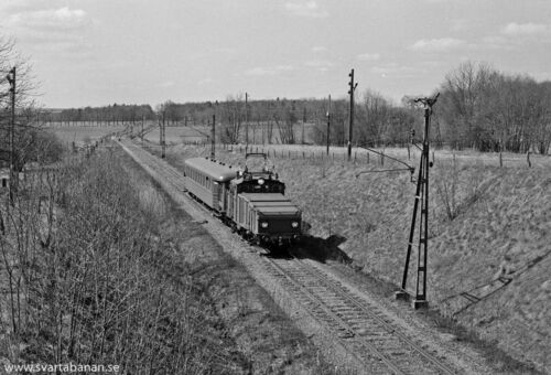 Ett mycket kort loktåg på väg under vägbron under E18 vid Västra via mellan Lannabruk och Vintrosa den 10 maj 1978. - klicka för att förstora