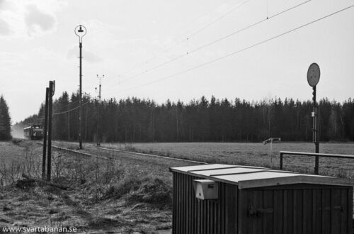 Ett loktåg närmar sig Bälsåsby på väg mot Örebro den 10 maj 1978. - klicka för att förstora