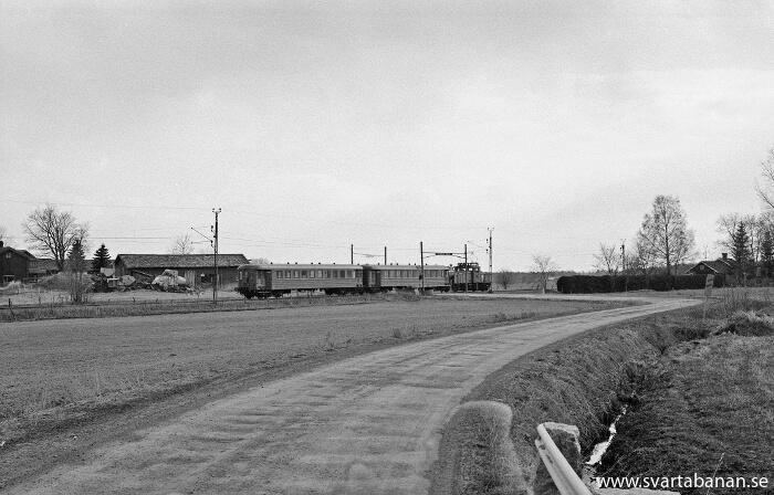 Ett loktåg passerar vägkorsningen vid Norrhult på väg mot Mullhyttemo den 10 maj 1978. - klicka för att stänga rutan