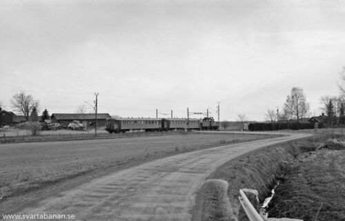 Ett loktåg passerar vägkorsningen vid Norrhult på väg mot Mullhyttemo den 10 maj 1978. - klicka för att förstora