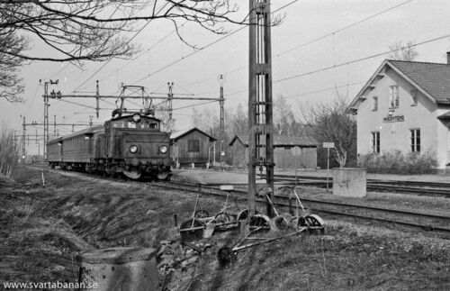 Ett loktåg inne i Mullhyttemo den 10 maj 1978. - klicka för att förstora