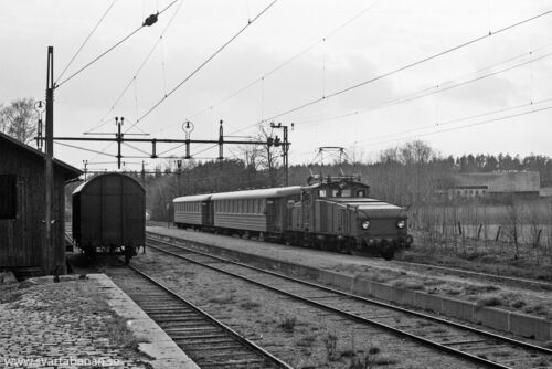 Ett loktåg inne i Mullhyttemo den 10 maj 1978. - klicka för att förstora