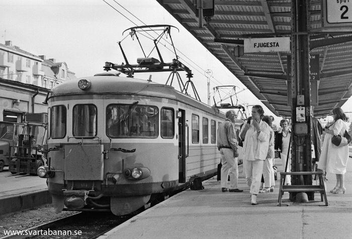 Elmotorvagnar av littera X16 eller X17 på spår 1 på Örebro C på väg mot Fjugesta vid mitten av 1980-talet. - klicka för att stänga rutan