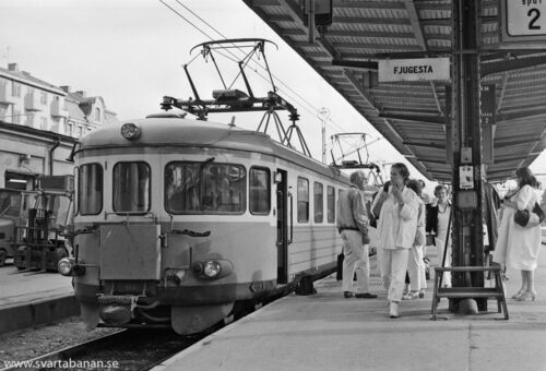 Elmotorvagnar av littera X16 eller X17 på spår 1 på Örebro C på väg mot Fjugesta vid mitten av 1980-talet. - klicka för att förstora