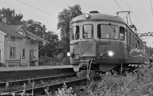 Två elmotorvagnar av littera X16 eller X17 i Latorpsbruk på väg mot Fjugesta vid mitten av 1980-talet. - klicka för att förstora