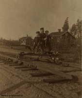 Banvakt och två barn på pumpdressin i Dormen i början av 1900-talet. - klicka för att förstora