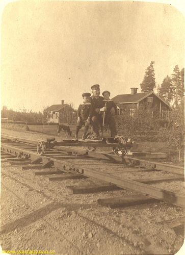 Banvakt och två barn på pumpdressin i Dormen i början av 1900-talet. - klicka för att förstora