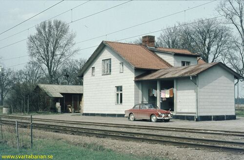 Stationshuset och uthuset vid Karlslund våren 1972. - klicka för att förstora