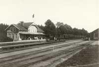 Svartå stationshus med ångloksdraget tåg år 1900. - klicka för att förstora