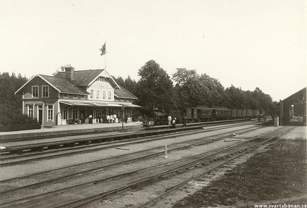 Svartå stationshus med ångloksdraget tåg år 1900. - klicka för att stänga rutan