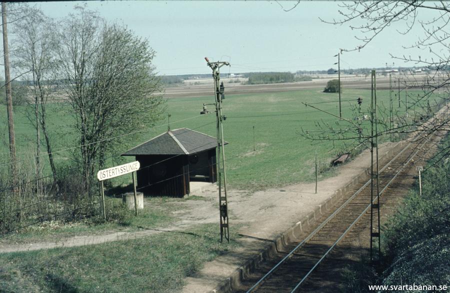 Östertysslinge hållplats våren 1972 med plattform och hållplatskur fotograferad från vägbron
 - klicka för att stänga rutan