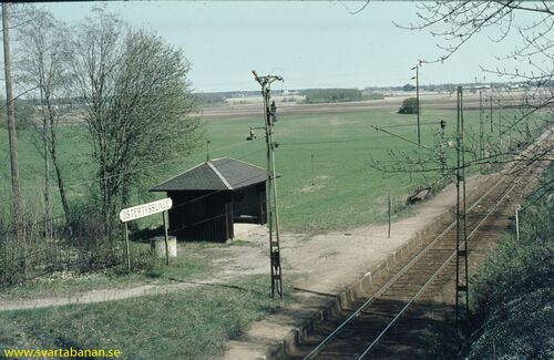 Östertysslinge hållplats våren 1972 med plattform och hållplatskur fotograferad från vägbron
 - klicka för att förstora