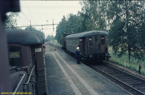 Tågmöte i Latorpsbruk våren 1972 - klicka för att förstora