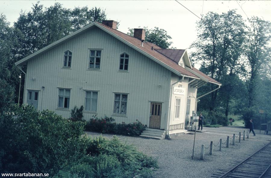 Latorpsbruk stationshus våren 1972. - klicka för att stänga rutan