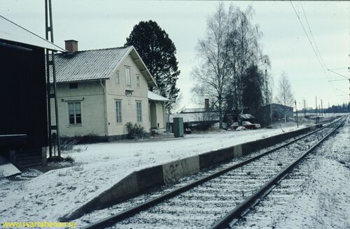 Gropens plattform och stationshus våren 1972.  - klicka för att förstora
