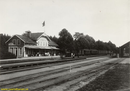 Svartå stationshus med ångloksdraget tåg år 1900. - klicka för att förstora
