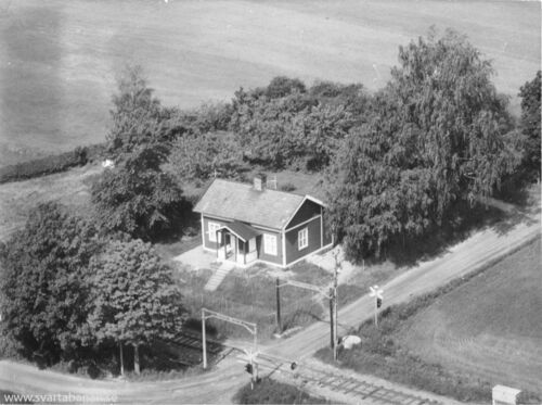 Flygfoto över Edsbergsvägens banvaktstuga på 1960-talet.
 - klicka för att förstora