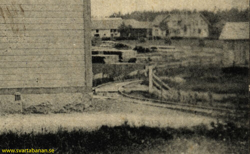 Den suddiga detaljbilden från början av 1900-talet visar en del av spåret som gick från Gropens station och ned mot Gropens kvarn. - klicka för att förstora
