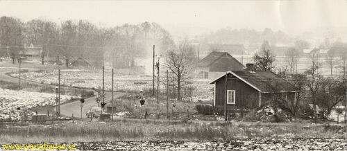 Hidinge banvaktstuga fotograferad norrifrån någon gång före 1969. - klicka för att förstora