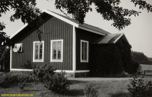 Hidinge banvaktstuga någon gång före 1969. - klicka för att förstora Hidinge banvaktstuga någon gång före 1969. - klicka för att förstora