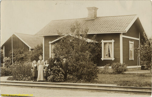 Kvistbro banvaktstuga med banvaktsfamiljen Lindberg omkring 1910. - klicka för att förstora