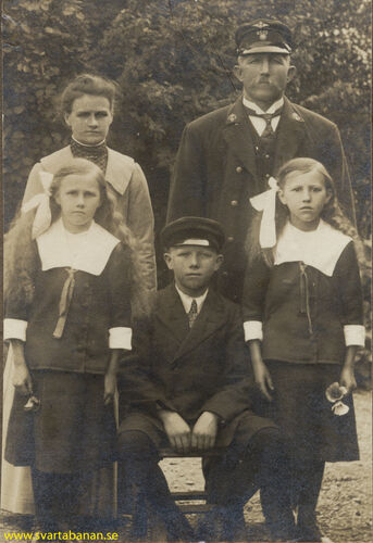 Banvaktsfamiljen Lindberg i Kvistbro banvaktstuga omkring 1910. - klicka för att förstora
