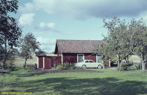 Uthuset vid Hidinge banvaktstuga omkring 1966 med dasset till vänster. - klicka för att förstora