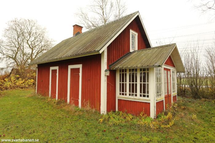 Uthuset vid Gräveby banvaktstuga den 8 november 2025. - klicka för att stänga rutan