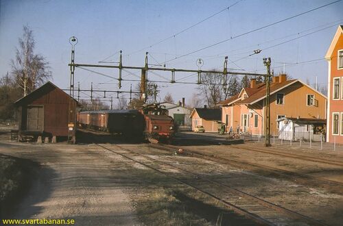 Ett loktåg i Fjugesta i maj 1978. - klicka för att förstora