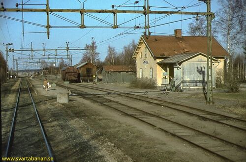 Bangården i Mullhyttemo i maj 1978. - klicka för att förstora