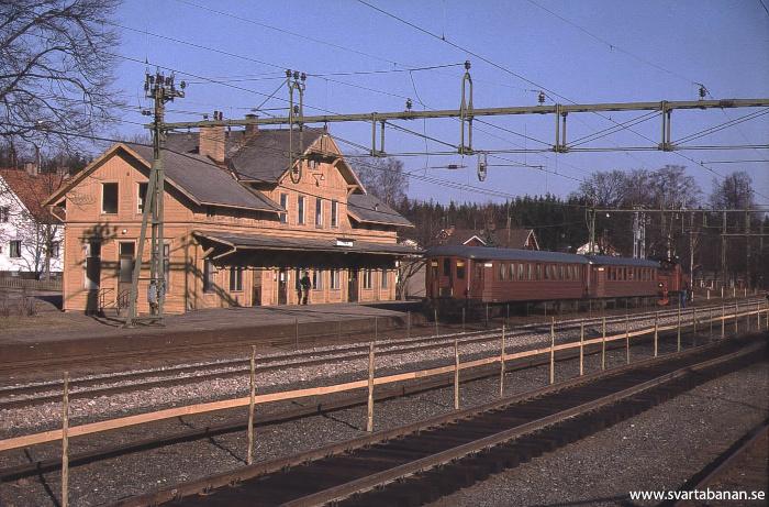 Loktåg framför stationshuset i Svartå i maj 1978. - klicka för att stänga rutan