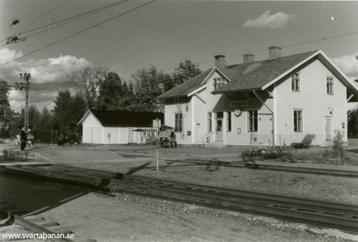 Fjugesta station den 24 augusti 1982. - klicka för att stänga rutan