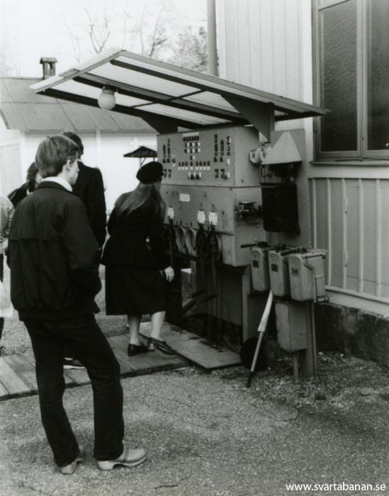 Tågklarerare Magnusson vid ställverket i Fjugesta den 25 september 1982. - klicka för att stänga rutan